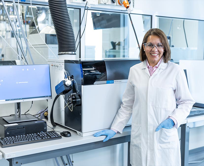科学家站在实验室中的ICP-QQQ乐器旁边